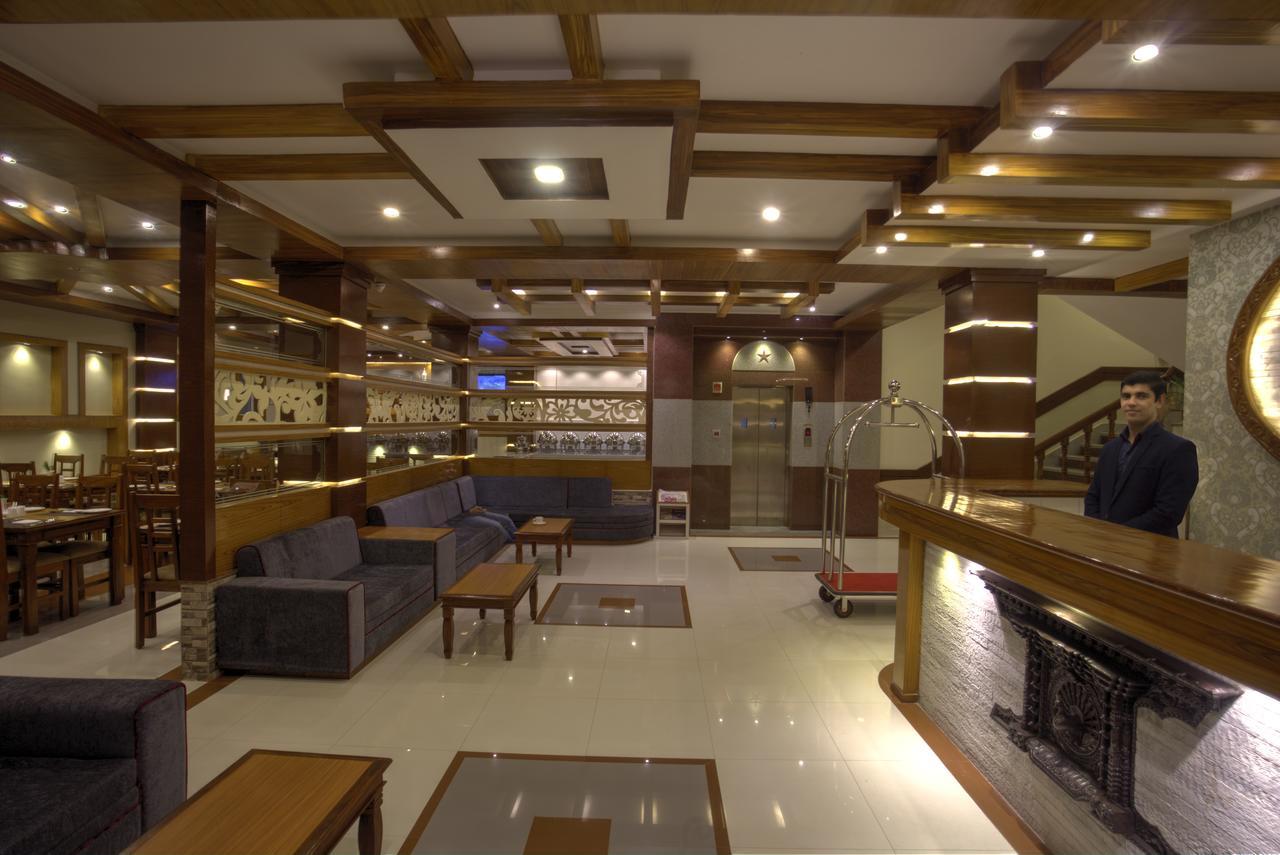 Hotel White Pearl Pokhara Bagian luar foto