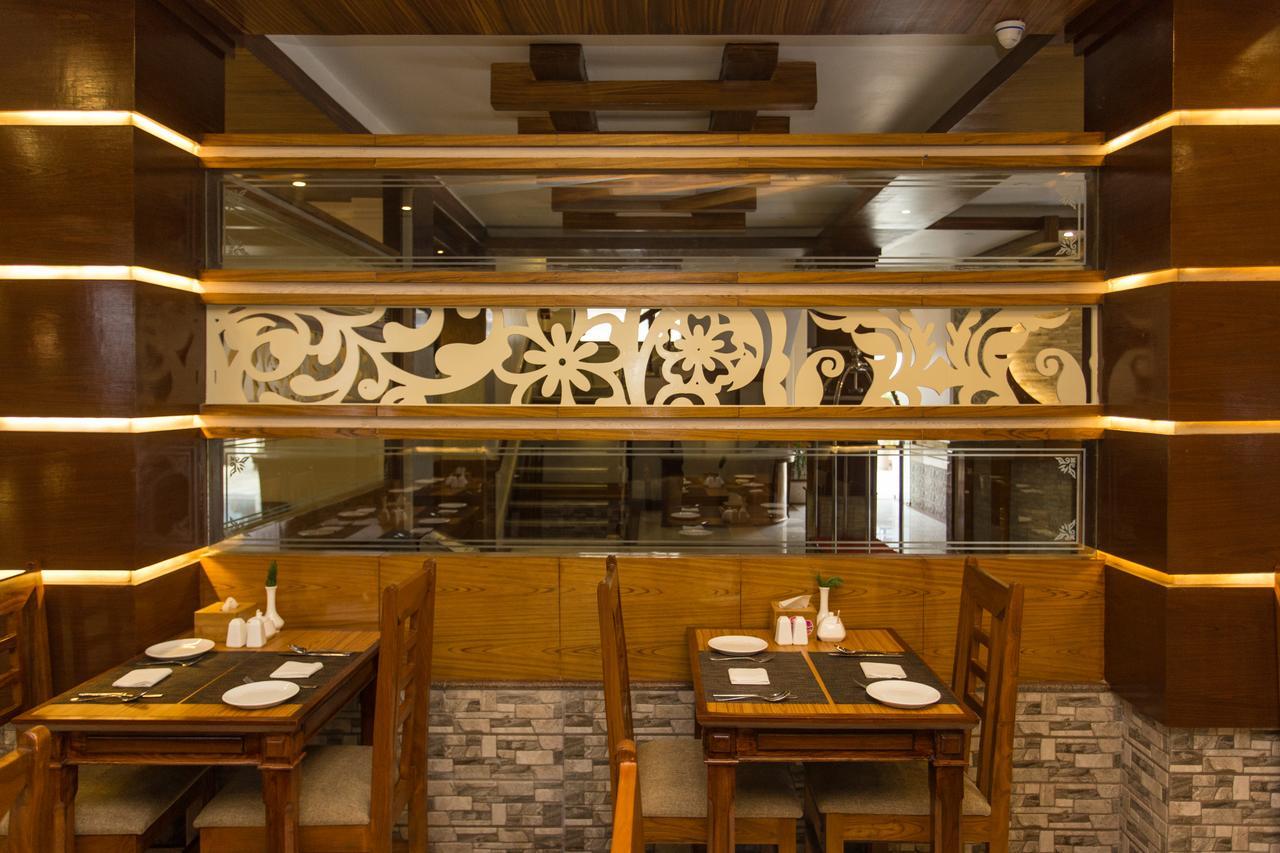 Hotel White Pearl Pokhara Bagian luar foto