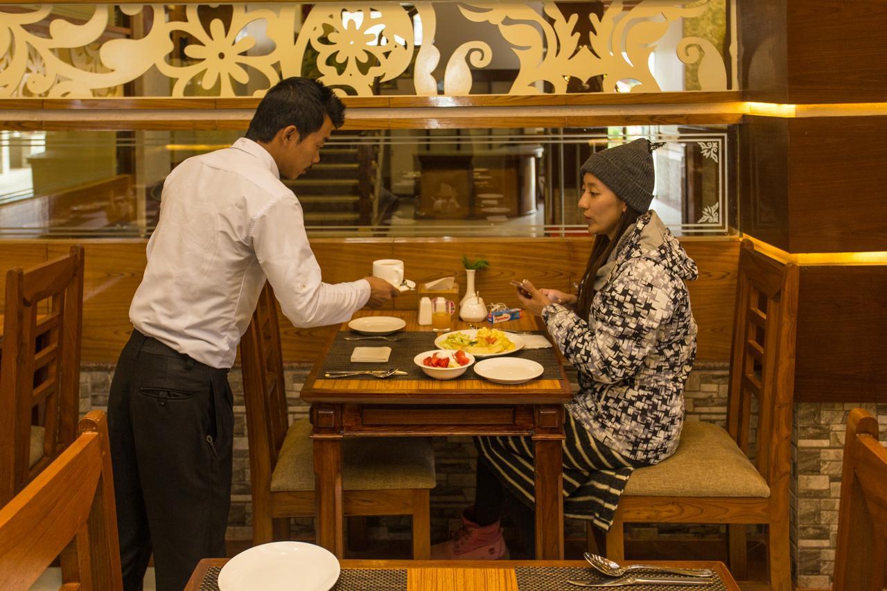 Hotel White Pearl Pokhara Bagian luar foto