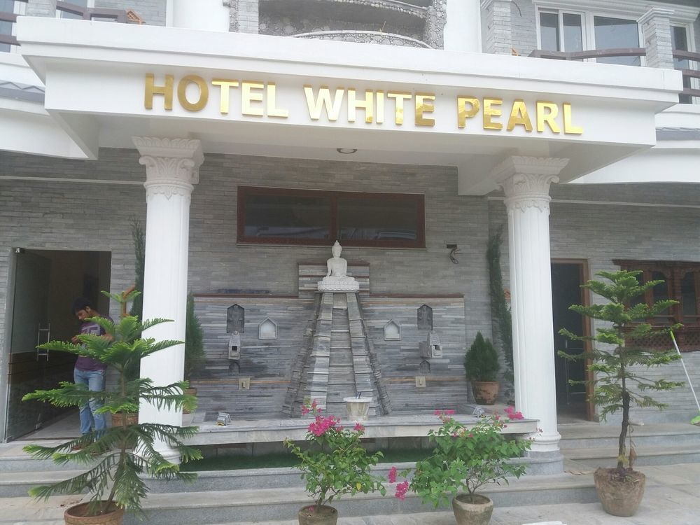 Hotel White Pearl Pokhara Bagian luar foto