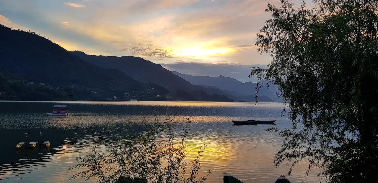 Hotel White Pearl Pokhara Bagian luar foto