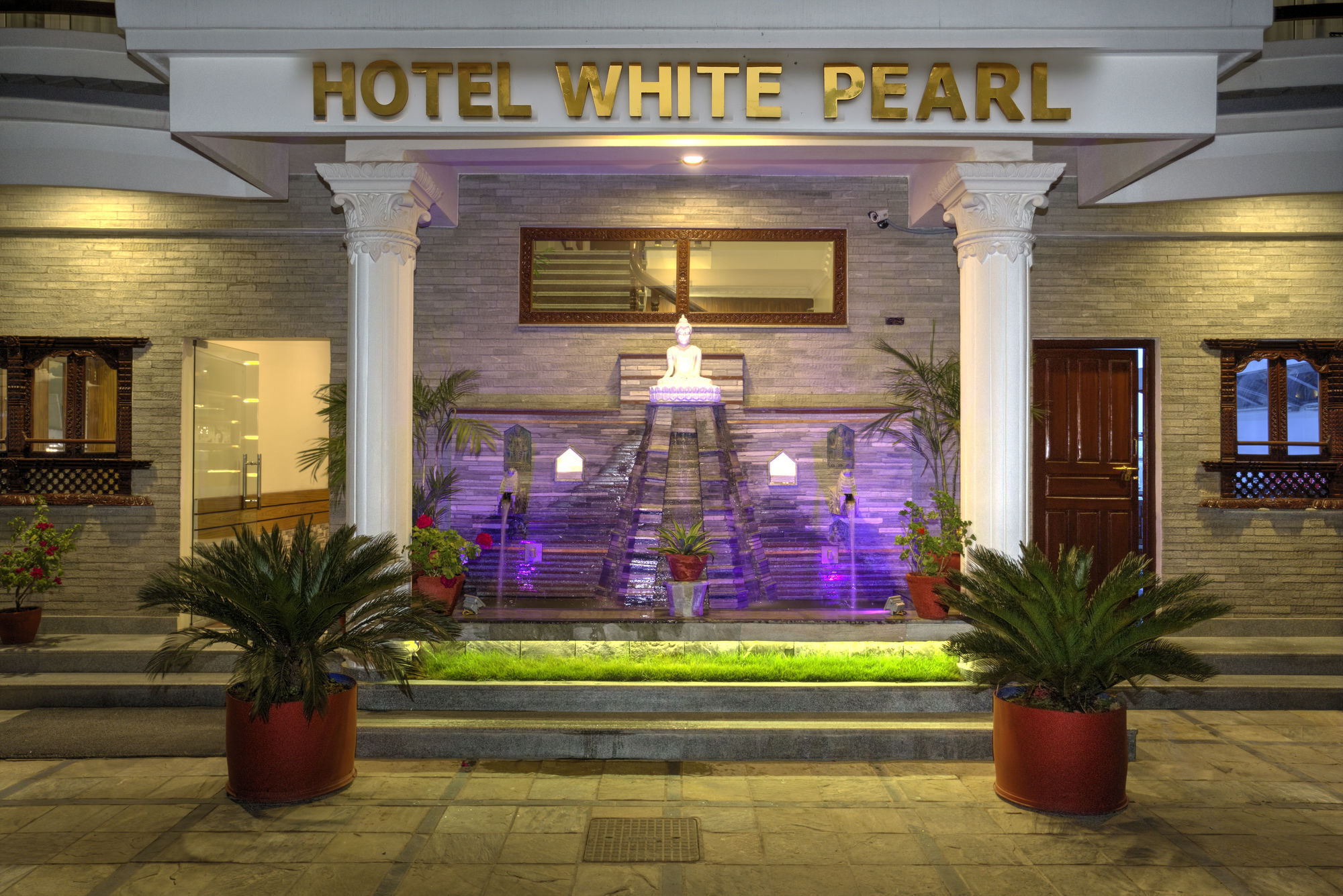Hotel White Pearl Pokhara Bagian luar foto