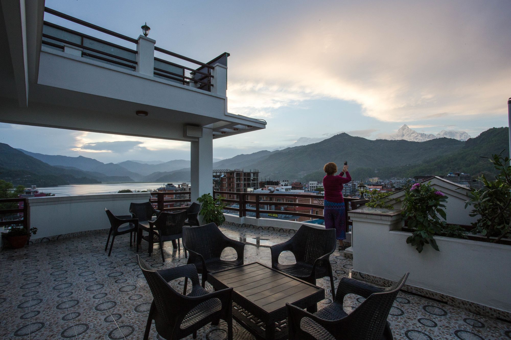 Hotel White Pearl Pokhara Bagian luar foto