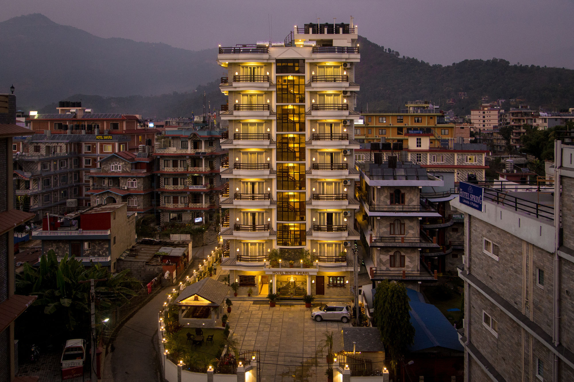 Hotel White Pearl Pokhara Bagian luar foto