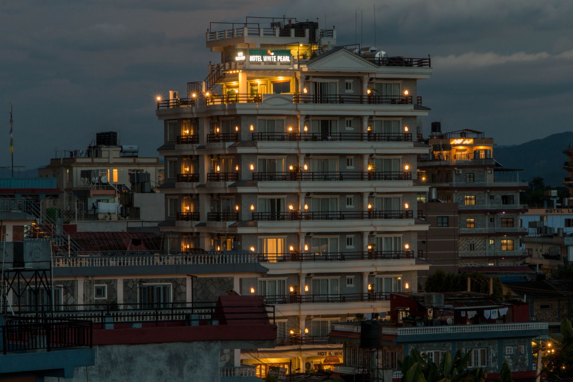 Hotel White Pearl Pokhara Bagian luar foto